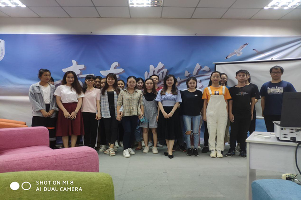 巴扎汉老师与在场学生合影_副本.jpg
